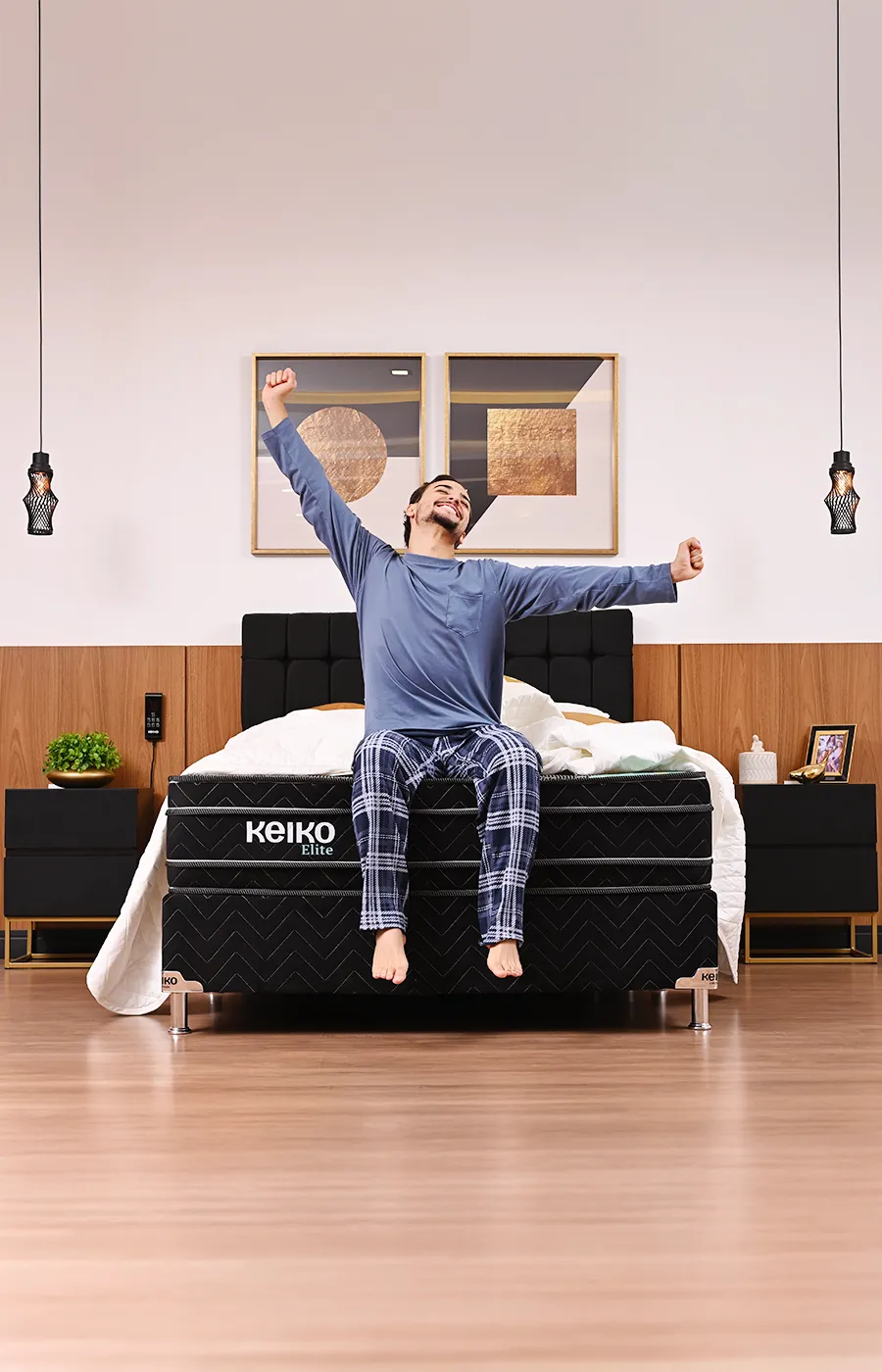 Pessoa espreguiçando no Colchão Keiko Elite em quarto moderno