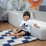 Cama Montessoriana Keiko Aconchego Cinza com tapete mosaico Azul e cinza