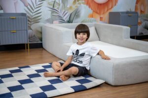 Cama Montessoriana Keiko Aconchego Cinza com tapete mosaico Azul e cinza
